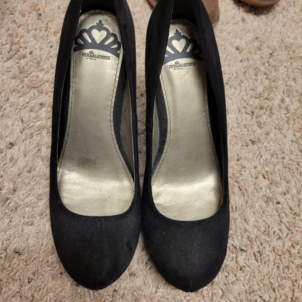 Frenchalicious by Fergie black wedges